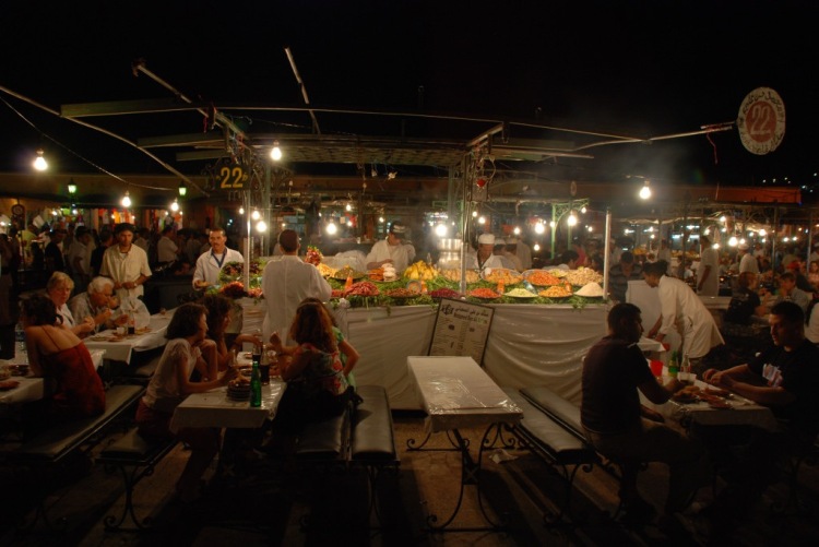 El secret per triar una bona paradeta per sopar a la Plaça Jemaa-el-Fna és que estigui ben plena de marroquins i pocs turistes…