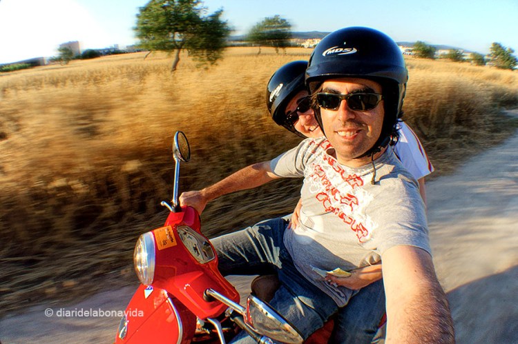 La moto ens ofereix una llibertat total per descobrir l'illa