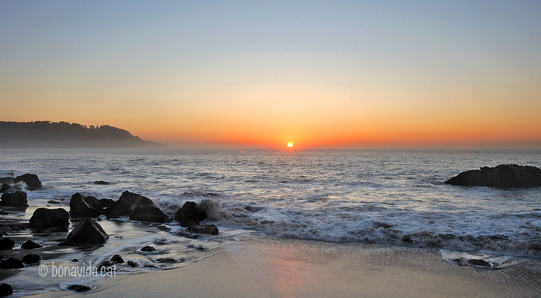 La platja sota el pont és magnífica per contemplar la posta de sol