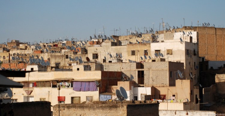 Una característica de moltes poblacions marroquines: les moltíssimes parabóliques als terrats
