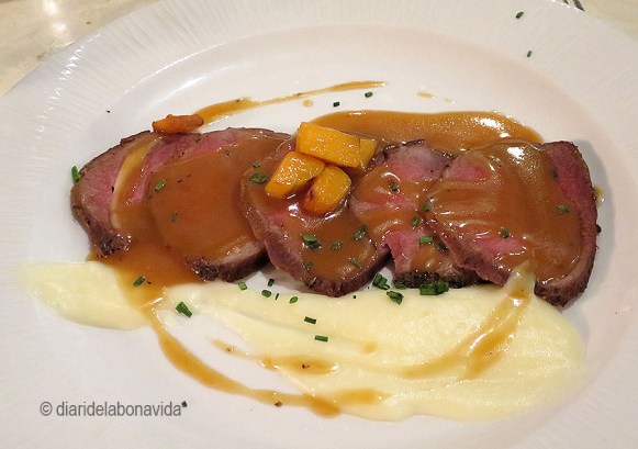 Rodó de vedella amb salsa de mel i romaní