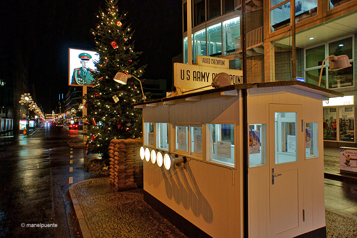 Una caseta serveix com a reclam turístic per marcar el pas fronterer de Check Point Charlie