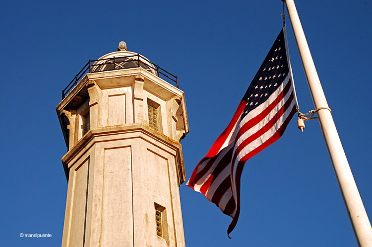 El far de l'illa, és el més antic de la Costa Oest