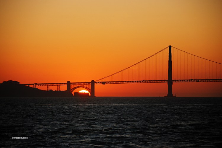Des del vaixell podem veure com el Golden Gate es tenyeix de vermells quan el sol s'amaga