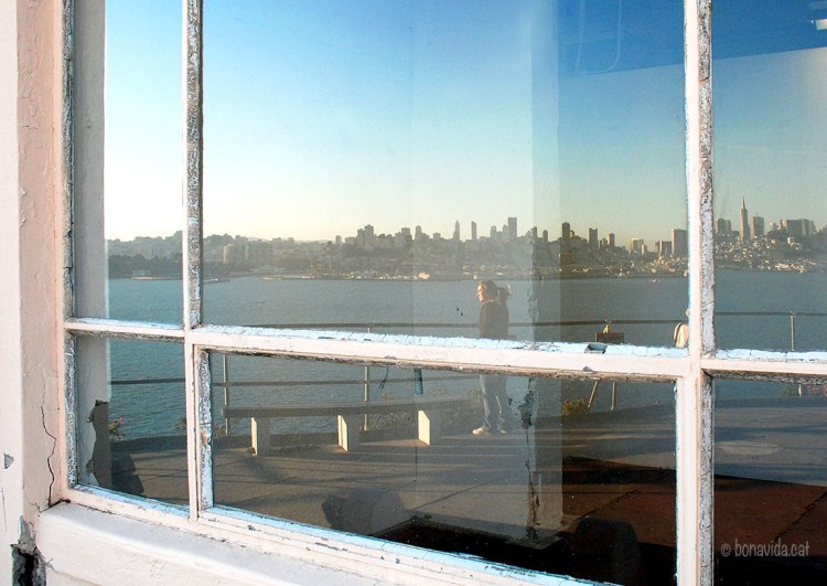 Cristina i San Francisco reflectits a les velles finestres del recinte d'Alcatraz