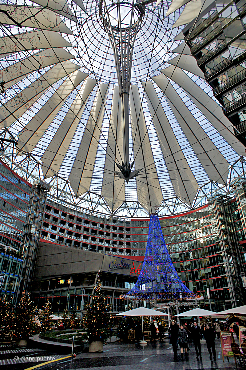 La moderna cúpula de l'Edifici Sony Center acull unes galeries comercials i alguns bars i restaurants
