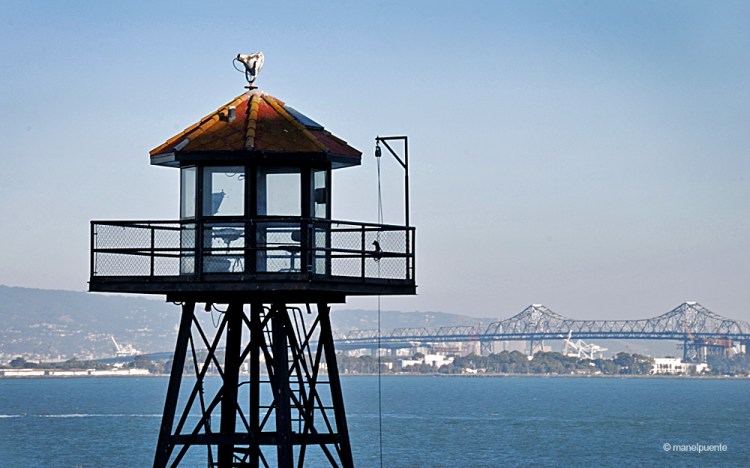 No fa falta molta imaginació per veure als guardes armats amb fusells vigilant des de les torres
