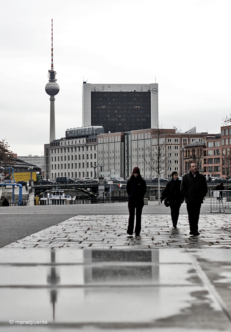 La torre de televisió "Berliner Fernsehturm", amb els seus 368 metres és l'edifici més alt de Berlín