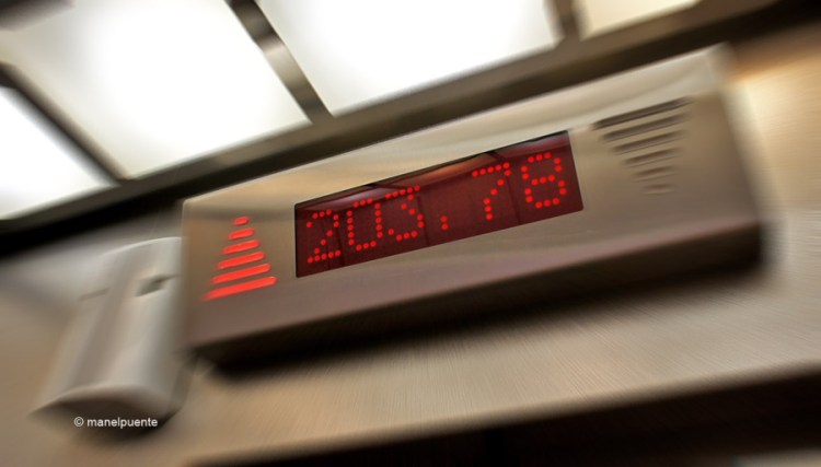 L'ascensor ens marca l'alçada mentre pujem, i el mirador està situat als 203 metres