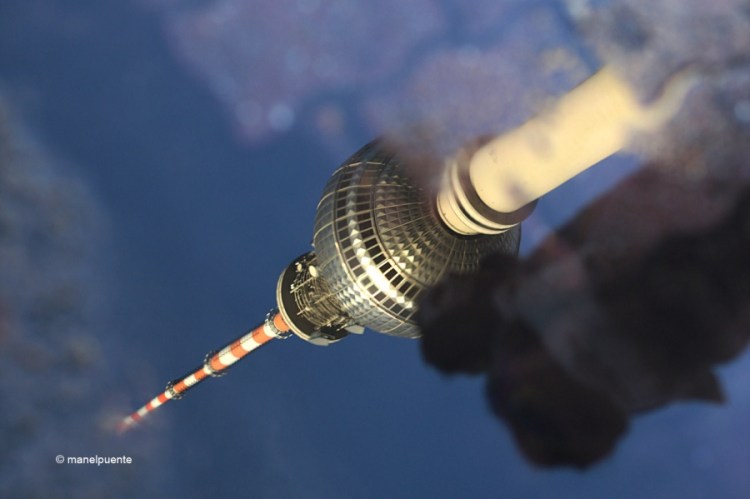 Reflex de la torre un dia de pluja a Berlín