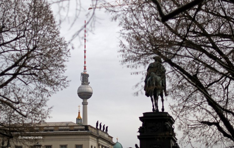 A la cúpula esfèrica trobem el mirador i el restaurant 