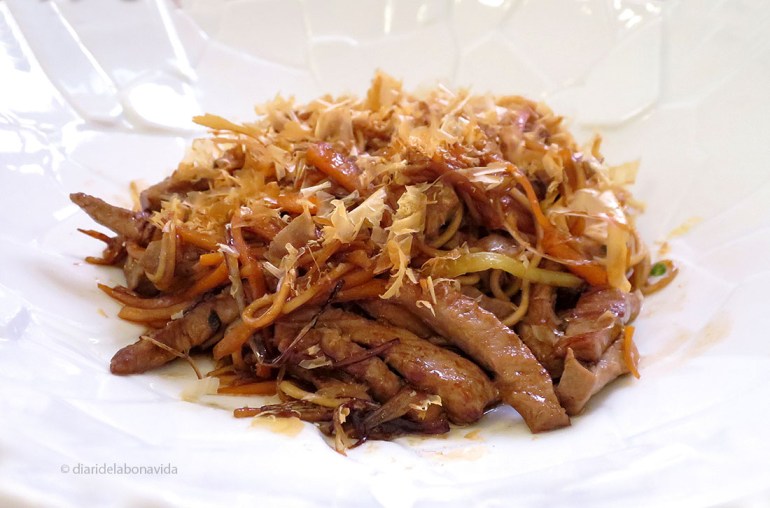 Wok de vedella amb verduretes i fideus soba (plat de menú)