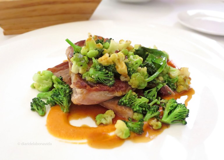 Secret de porc a la planxa, brocoli i el seu suc (plat de menú)