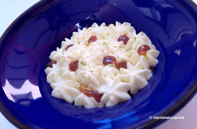 Escuma de xocolata blanca amb plàtan i toffee (postre del menú)