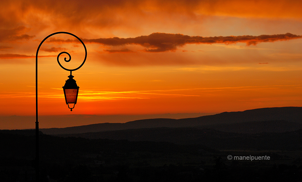 Posta de sol al poble de Bonnieux. La Provence, França