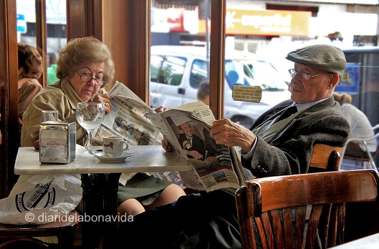 Un dia tranquil, el diari, el cafè... Que més es pot demanar?
