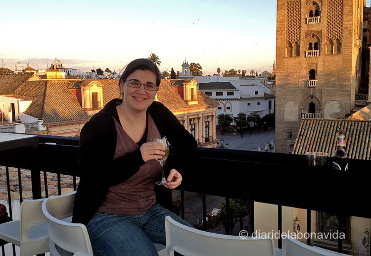 Fent unes copes a una terrassa sevillana