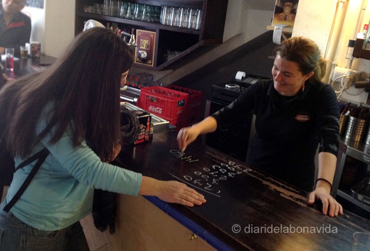 Ens encanta quan demanes el compte i t'ho preparen a la barra del bar!