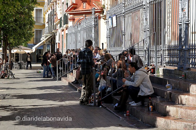 La Plaza San Salvador és un lloc conegut on es reuneixen molts joves per beure i xerrar