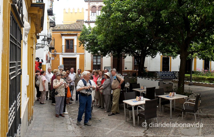 S'ha de vigilar on seiem. En qualsevol moment podem trobar la terrassa triada envoltada de turistes!