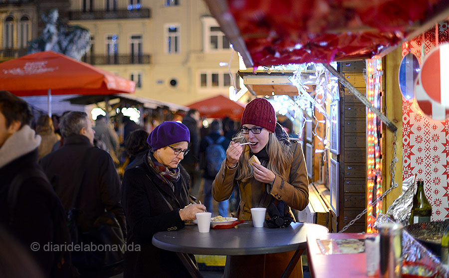 La gent no para de beure i menjar al carrer