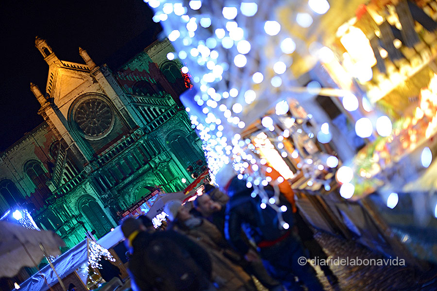 El mercat i al fons l'església de Ste. Catherine