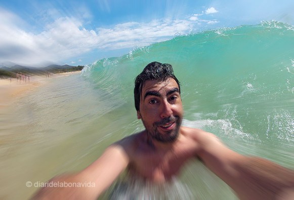 A punt de ser engolit per les onades!!!