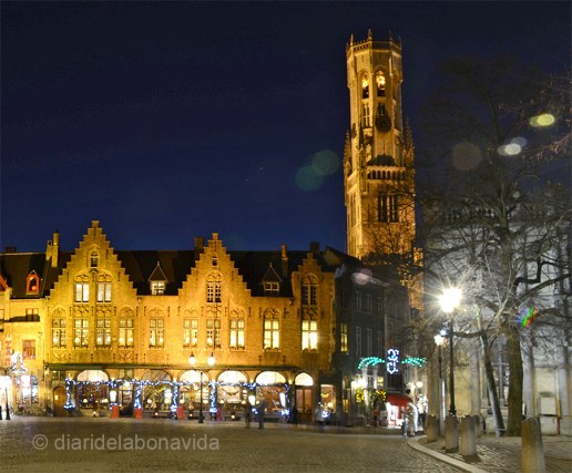 Belfort vist des de la plaça Burg
