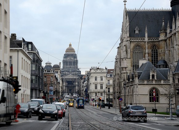 Palau de Justícia vist des de la Rue de la Régence