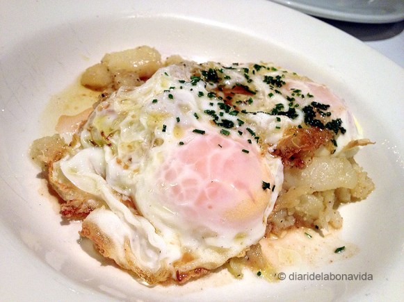 Ous ferrats amb patates al morter i suc de rostit