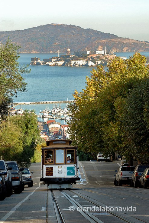 El Cable Car i l'illa d'Alcatraz al fons