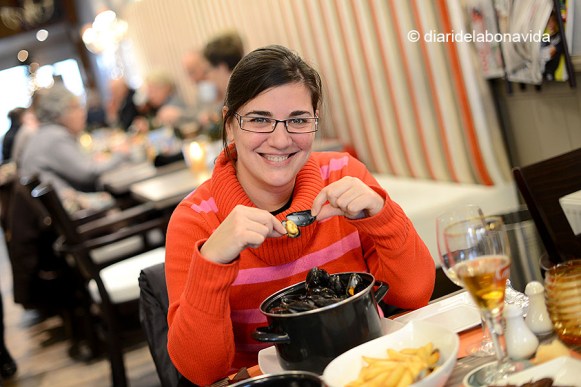 Tastant un bon plat de musclos amb patates