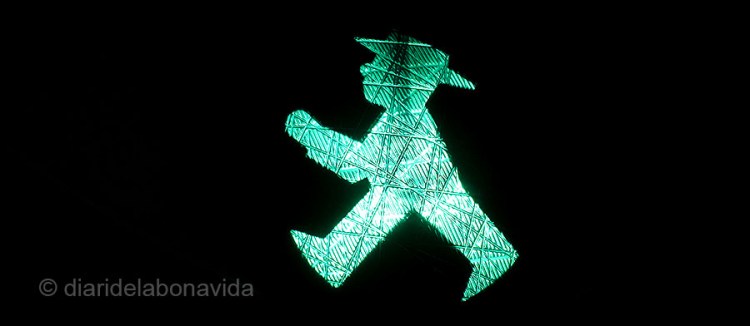 L'Ampelmann verd ens mostra el moment de travessar el carrer
