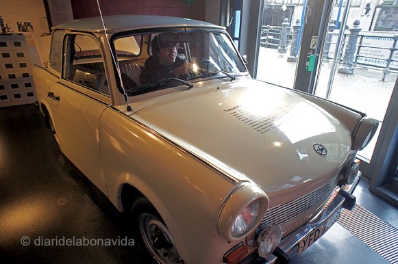 Feina difícil entrar al petit "Trabant", el cotxe més famós de l'època