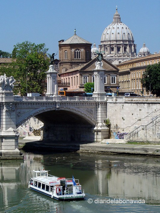 Riu Tíber i al fons la cúpula de la Basílica de Sant Pere