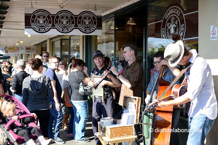 Sempre hi ha músics davant del primer establiment que es va crear de l'Starbucks