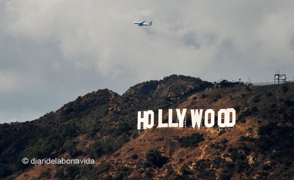 A les afores de la ciutat, el cartell amb les lletres de Hollywood també s'ha convertit en una icona clàssica