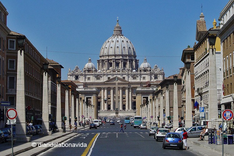 La Via de la Conciliazione ens condueix a la Plaça de Sant Pere