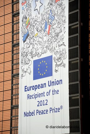 La decoració d'alguns edificis ens recorda que la Unió Europa va rebre el Premi Nobel aquest passat 2012