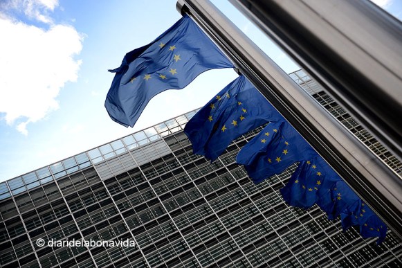 L'edifici de la Comissió amb les inconfusibles banderes europees