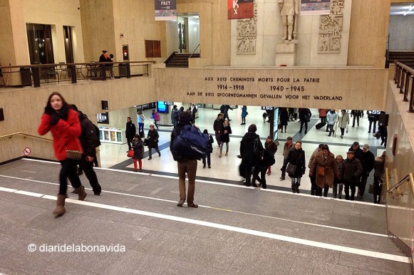 Podem agafar el metro o el tren per arribar al barri europeu