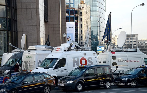 Una senyal clara d'on som: les unitats mòbils preparades per oferir la senyal de TV des del Parlament Europeu