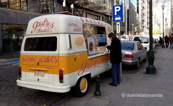 La varietat per menjar al barri és enorme. De de selectes restaurants a furgonetes on venen gofres