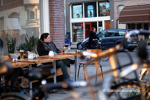 Fins i tot ens agrada fer-nos fotos sense cap "posado", augmentant la sensació de fotografia "robada"