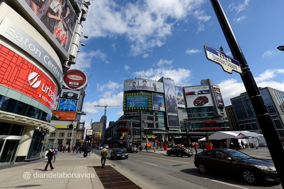 Dundas Square, és l'equivalent a Times Square de Toronto