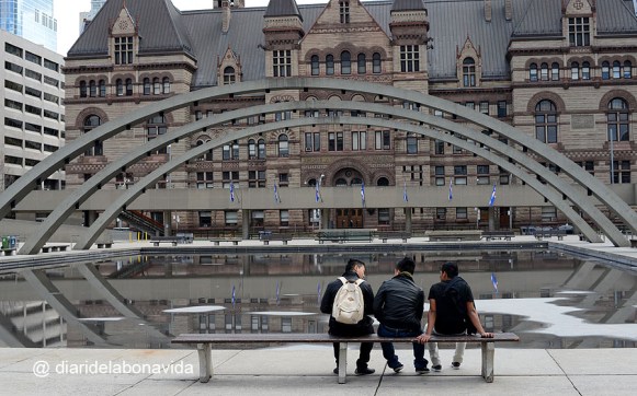 Joves davant el City Hall