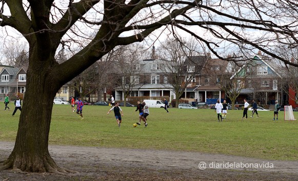 Jugant a futbol a Trinity Park
