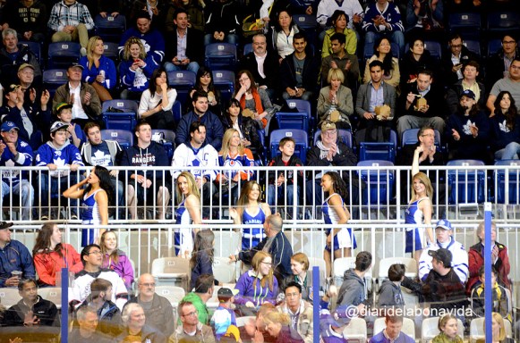 Públic i animadores donen suport a l'equip