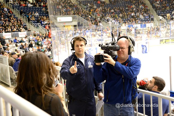 La periodista esportiva a punt d'entrar en directe