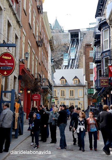 El funicular és visible des de la Rue Sous-le-Fort